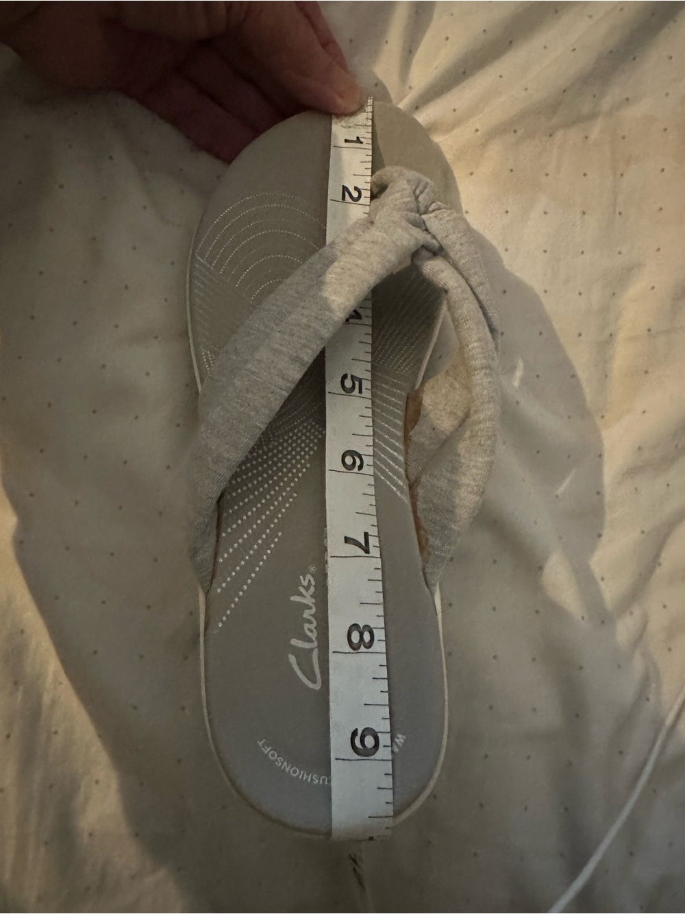 Clarks Cloudsteppers Gray Cushioned Flip Flops Coastal Mom Comfort - Picture 9 of 9
